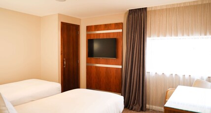 DoubleTree by Hilton Milton Keynes Room Type - TWO BEDROOMED FAMILY ROOM