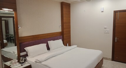 HOTEL JESRAJ Room Type - FAMILY SUITE ROOM ( 2 Double Bed | 1 Single Bed | 5 Pax ) HOTEL JESRAJ Room Type - FAMILY SUITE ROOM ( 2 Double Bed | 1 Single Bed | 5 Pax )