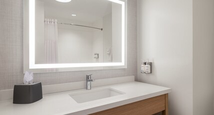 FRANKLIN INN & SUITES by IHG Room Type - One Bedroom Suite Communications Mobility Accessible