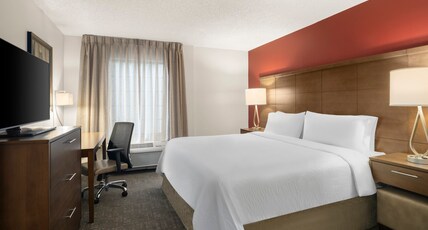 Staybridge Suites INDIANAPOLIS-AIRPORT Room Type - 1 Bedroom Communications Mobility Accessible Tub 1 King Staybridge Suites INDIANAPOLIS-AIRPORT Room Type - 1 Bedroom Communications Mobility Accessible Tub 1 King