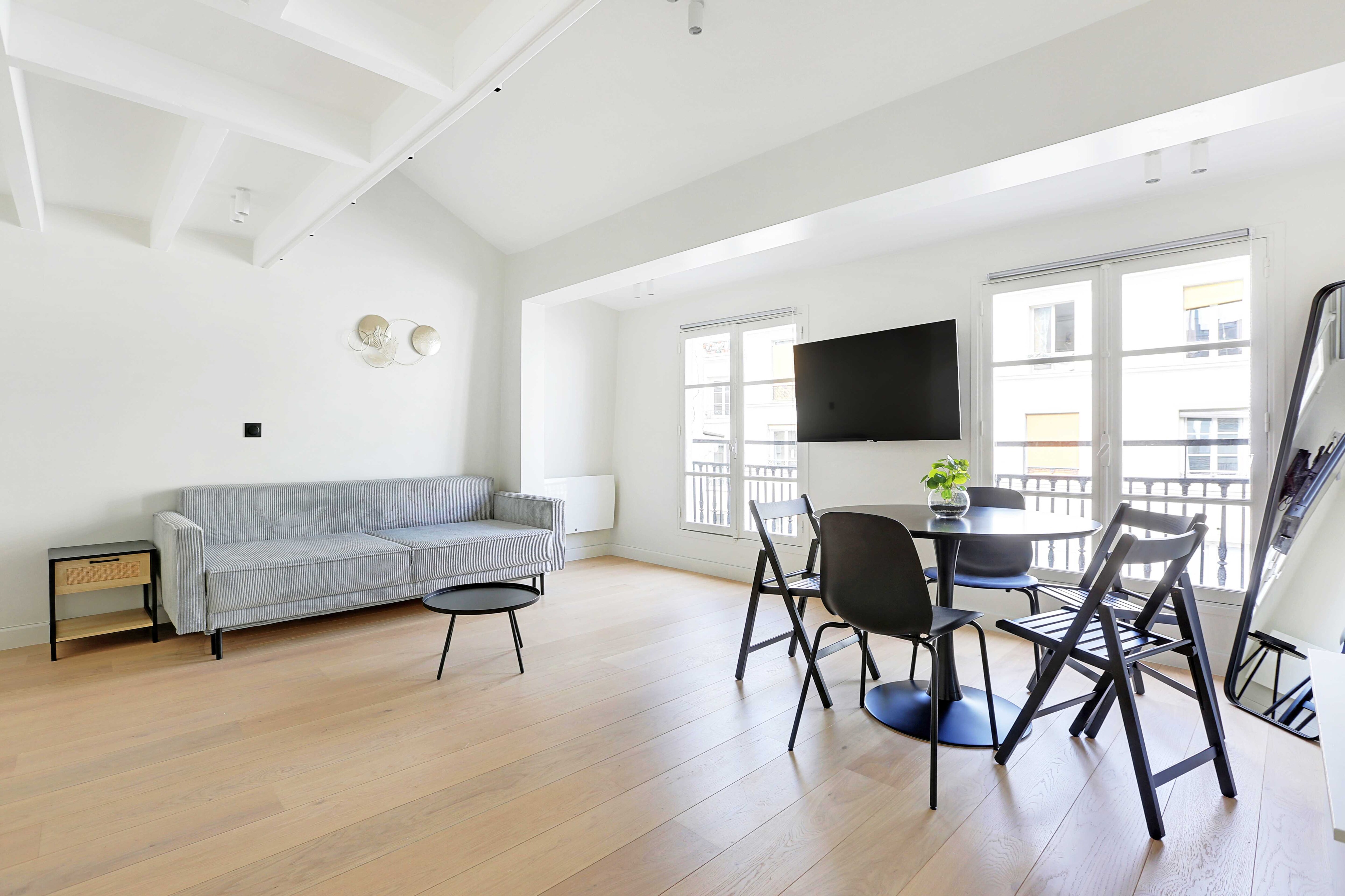 Charming air-conditioned apt for a cosy atmosphere - Tap to explore photos
