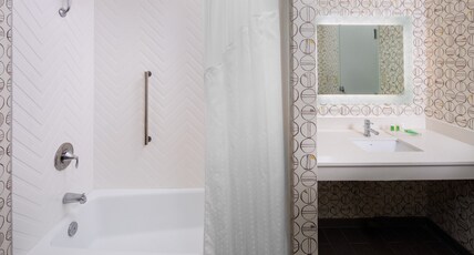Holiday Inn Charlottesville-Monticello Room Type - 2 Queen Bed Standard Mobil Access Tub