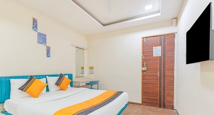 Itsy Hotels Sri Nidhi Executive Room Type - Economy Room