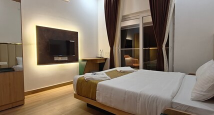 Sunshine Villa Room Type - 203 Queen Room with balcony