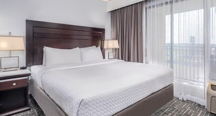 Crowne Plaza MILWAUKEE SOUTH Room Type - 1 Bedroom Suite Sofa Bed