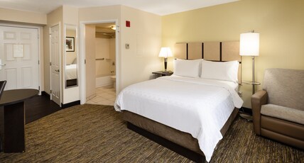 Candlewood Suites WINDSOR LOCKS BRADLEY ARPT, an IHG hotel Room Type - 1 Qn Studio Ste Mobil Access Trans Shwr