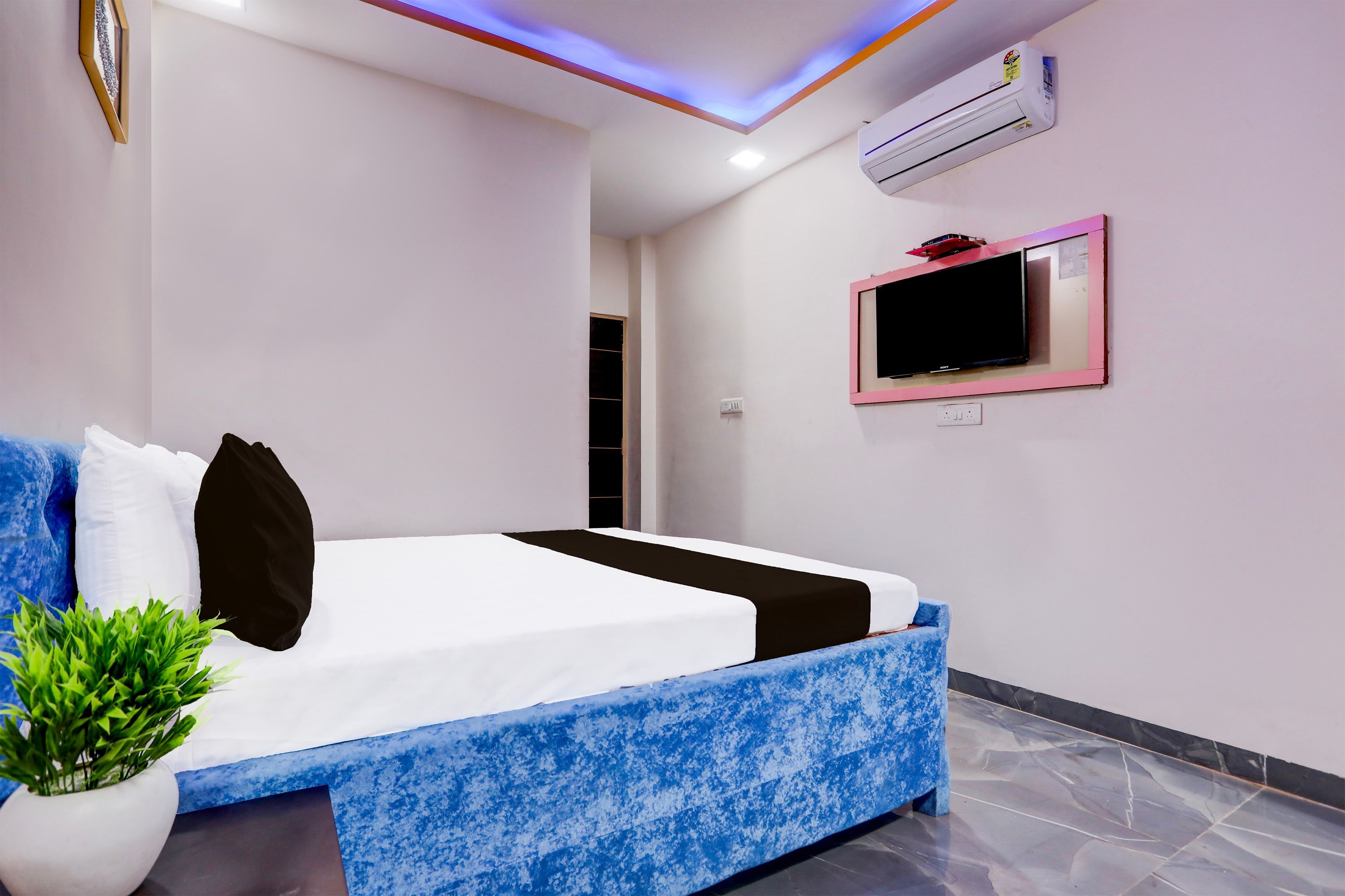 Hotel O Thakur Ji And Dhaba - Tap to explore photos
