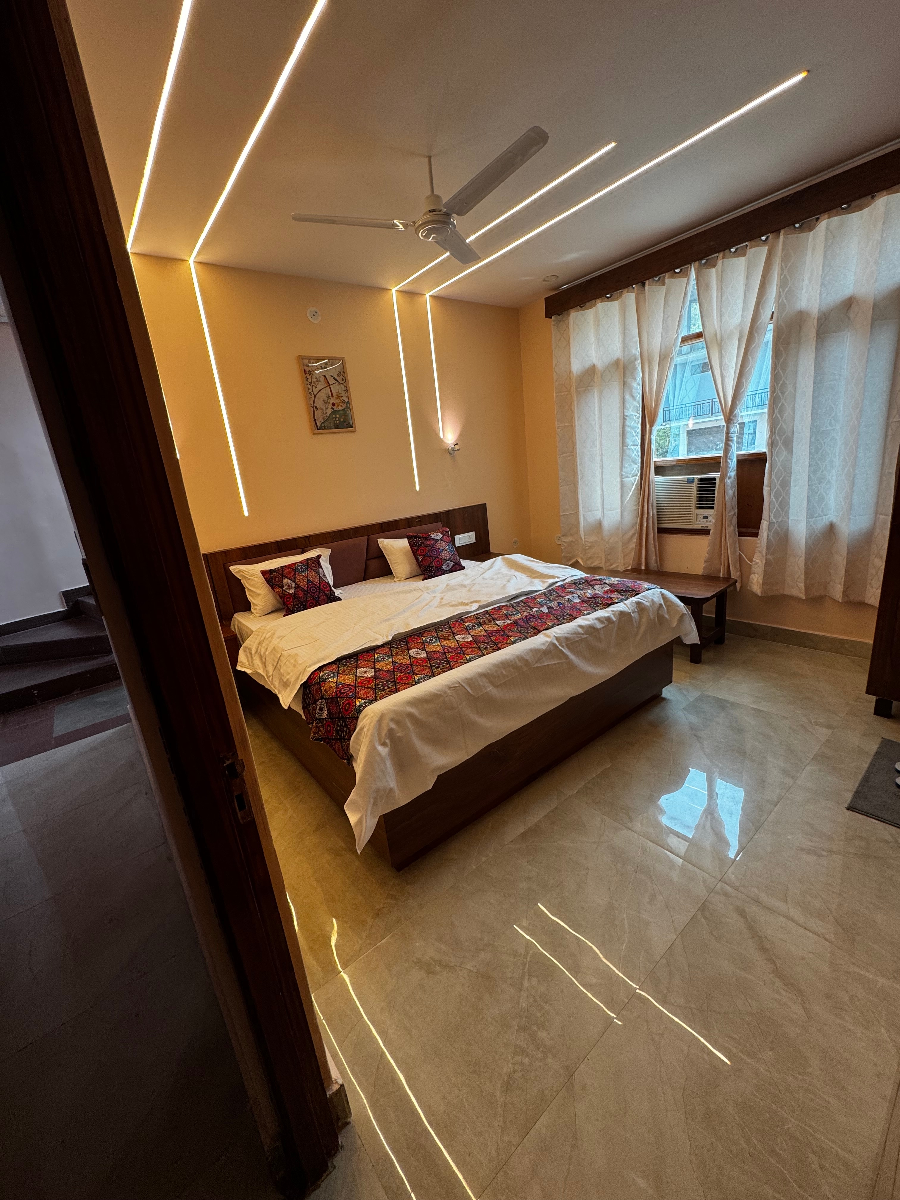 Humsafar Hotel - Tap to explore photos