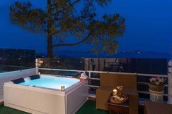StayVista at Bellevue w/ Outdoor Jacuzzi