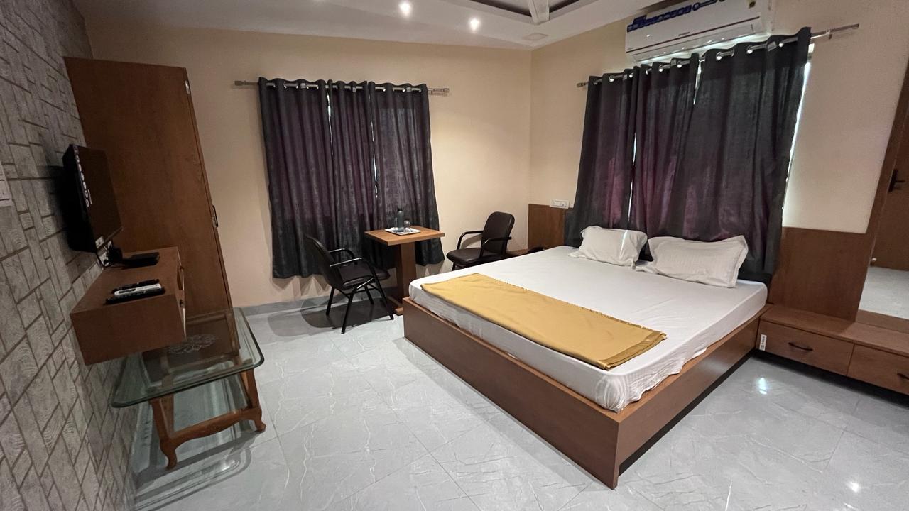 StayGuru Hotel Paradise Inn - Tap to explore photos