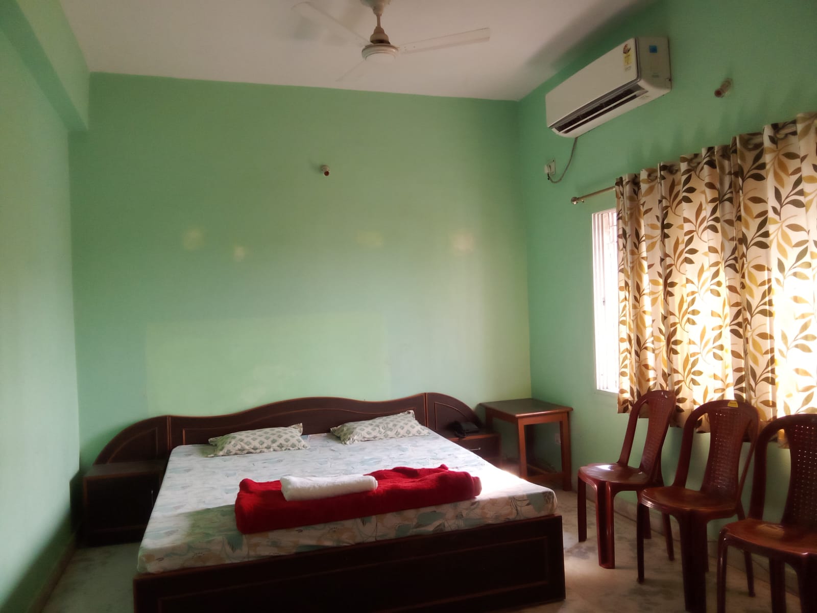 Ganapati Guest House - Tap to explore photos