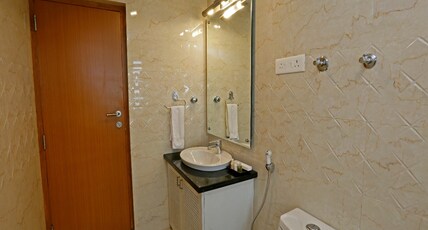 Clarks Inn Srinagar Room Type - Deluxe Room with King Bed