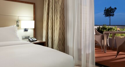 DoubleTree By Hilton Hotel & Conference Centre Warsaw Room Type - KING GUEST ROOM W  TERRACE