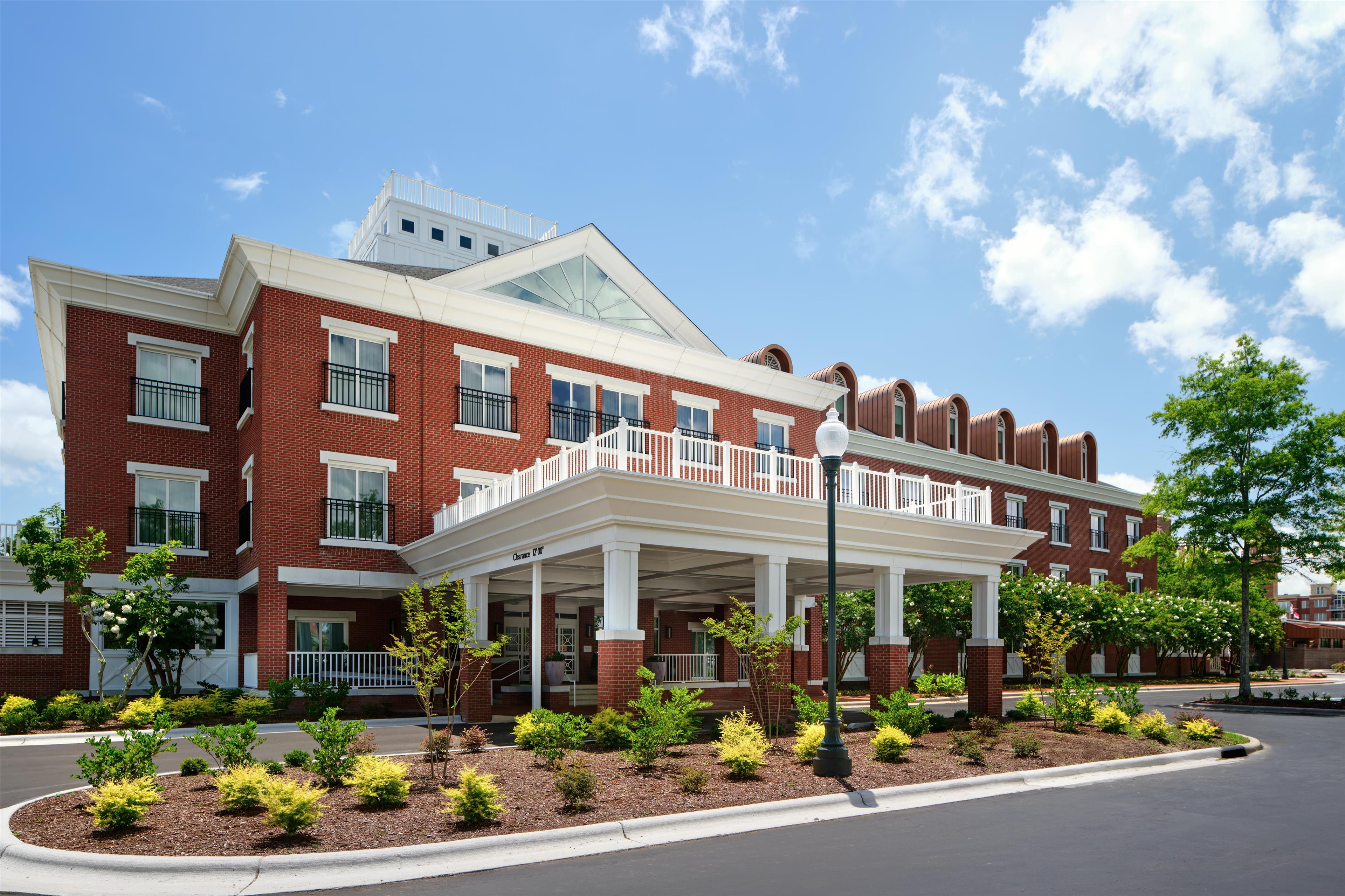 Tryon Riverfront Inn New Bern, Tapestry Collection by Hilton - Tap to explore photos