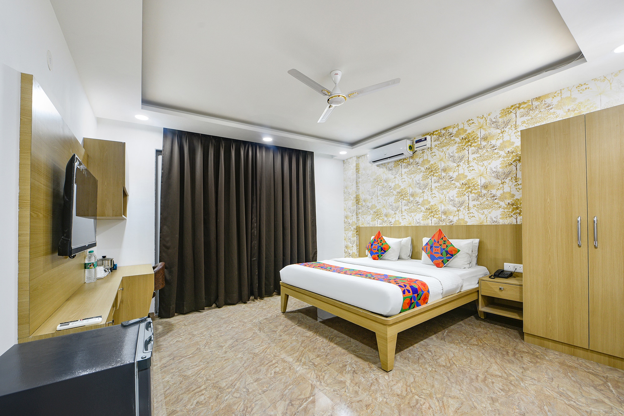 Hotel Luxe 8 Stayz, Dlf Phase-1, Golf Course Road - Tap to explore photos