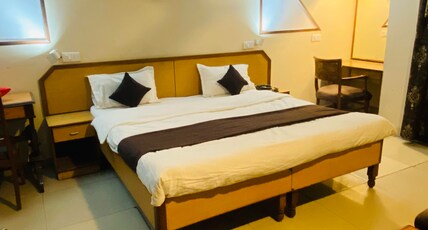 EAST INN HOTEL AT NIRMAN VIHAR METRO STATION. Room Type - Super Deluxe Room with Work Desk EAST INN HOTEL AT NIRMAN VIHAR METRO STATION. Room Type - Super Deluxe Room with Work Desk
