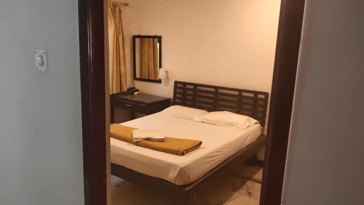 Krishna Park Guest House - Tap to explore photos