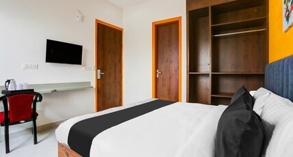 Super Townhouse Sector 69 Gurgaon Room Type - Deluxe with Balcony