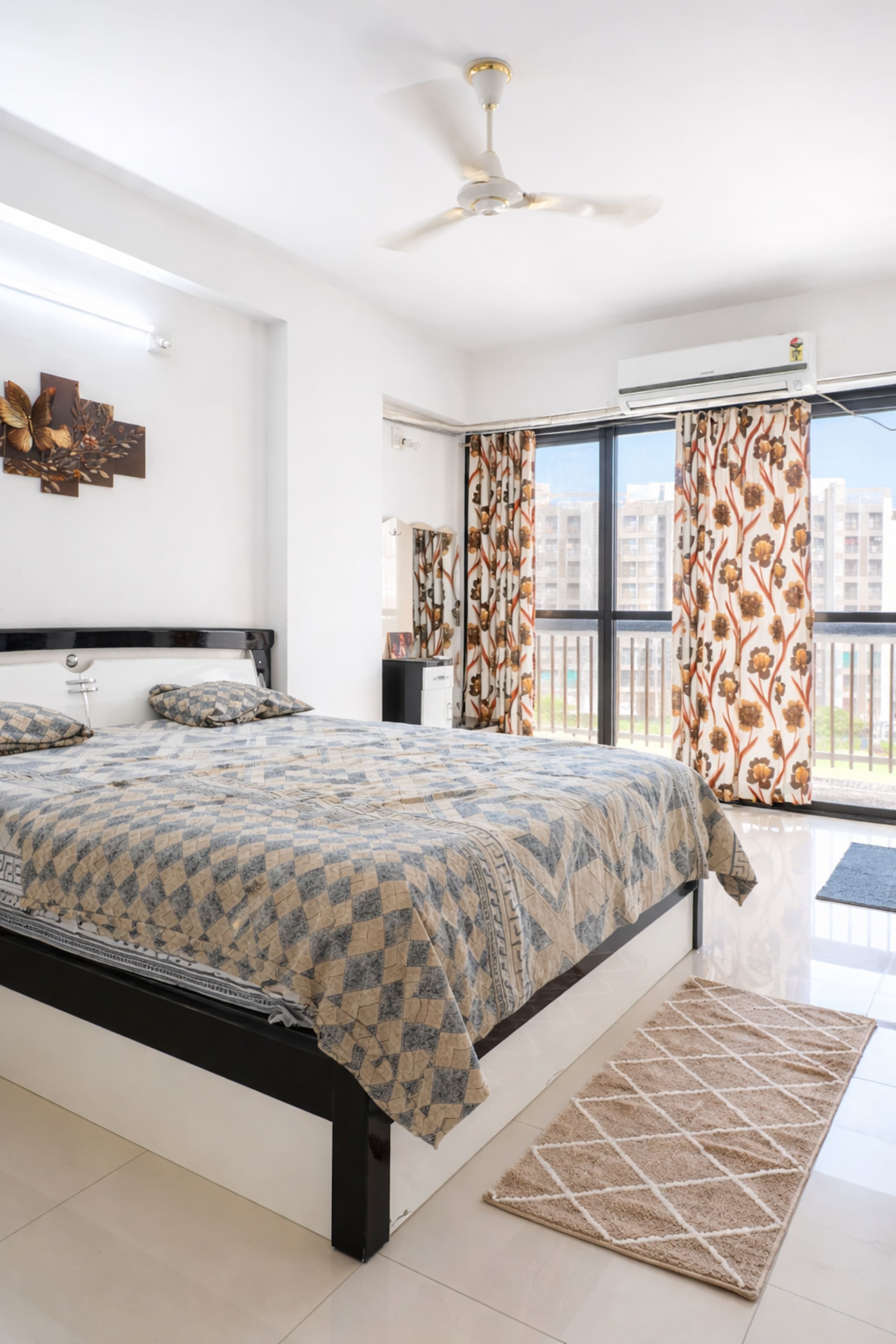 Luxury 3 BHK furnished flat in Sayajigunj Vadodara - Tap to explore photos