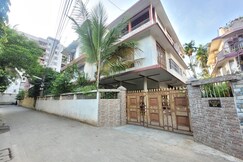 Amazing Homestay ( Near Nemcare Super Speciality Hospital)