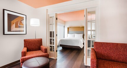 Holiday Inn TIMONIUM Room Type - 1 Queen Bed Suite Additional Living Area