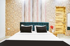 Hotel Platinum Nearest Raj Bagh Metro Station Saheed Nagar