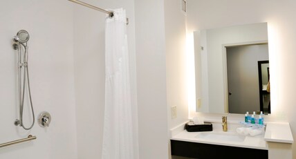 Holiday Inn Express & Suites Kingston-Ulster Room Type - 2 Queen Standard Mobility Access Roll in Shower