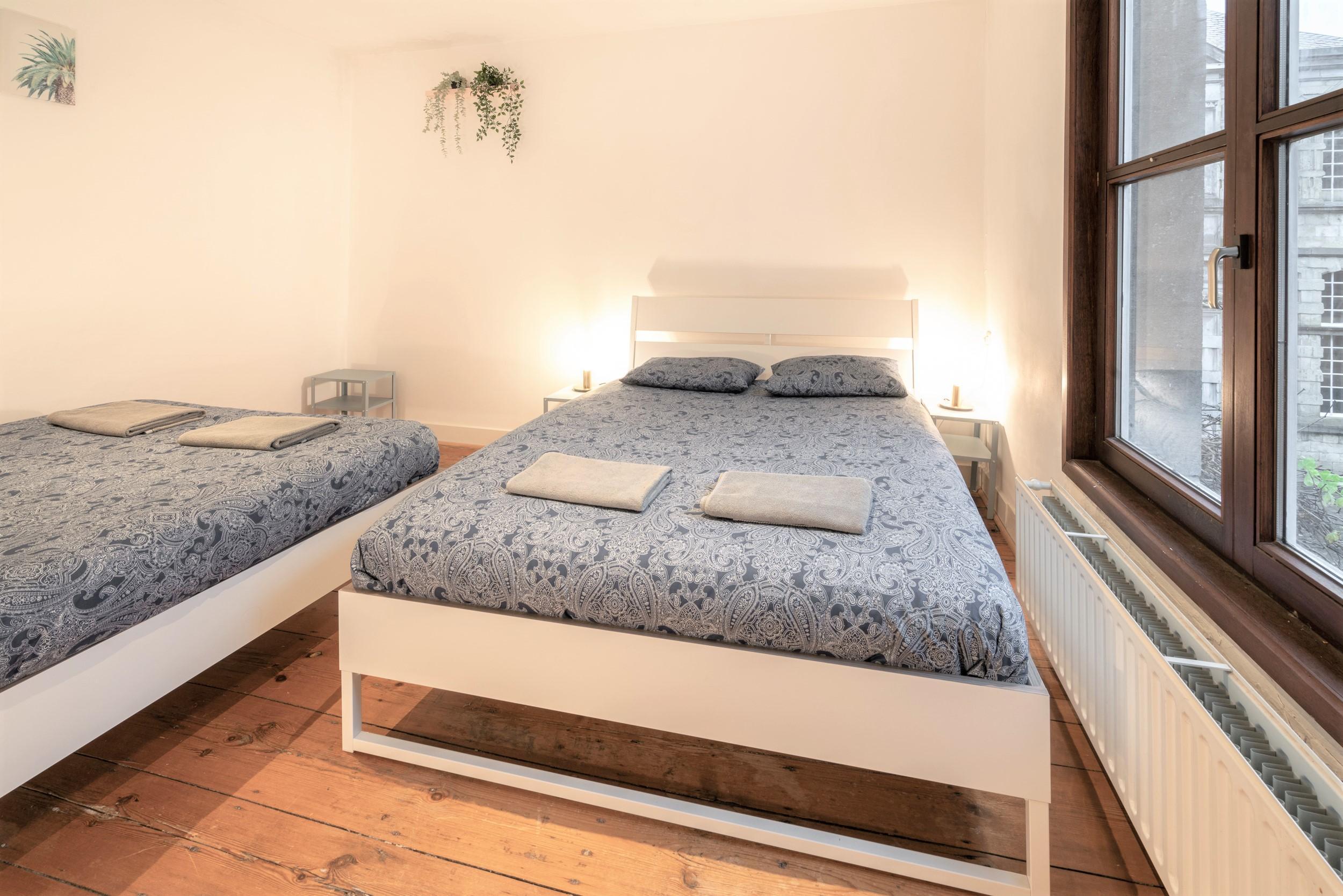 Deluxe Capital Street Stay for 12 - Tap to explore photos