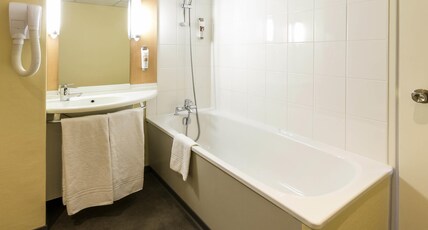 ibis Saint Dizier Room Type - Standard Room with 1 double bed and twin beds ibis Saint Dizier Room Type - Standard Room with 1 double bed and twin beds
