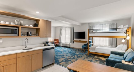 Hampton Inn St Ignace Lakefront Mackinac Room Type - 1 KNG BUNKS STDO W KITCHEN