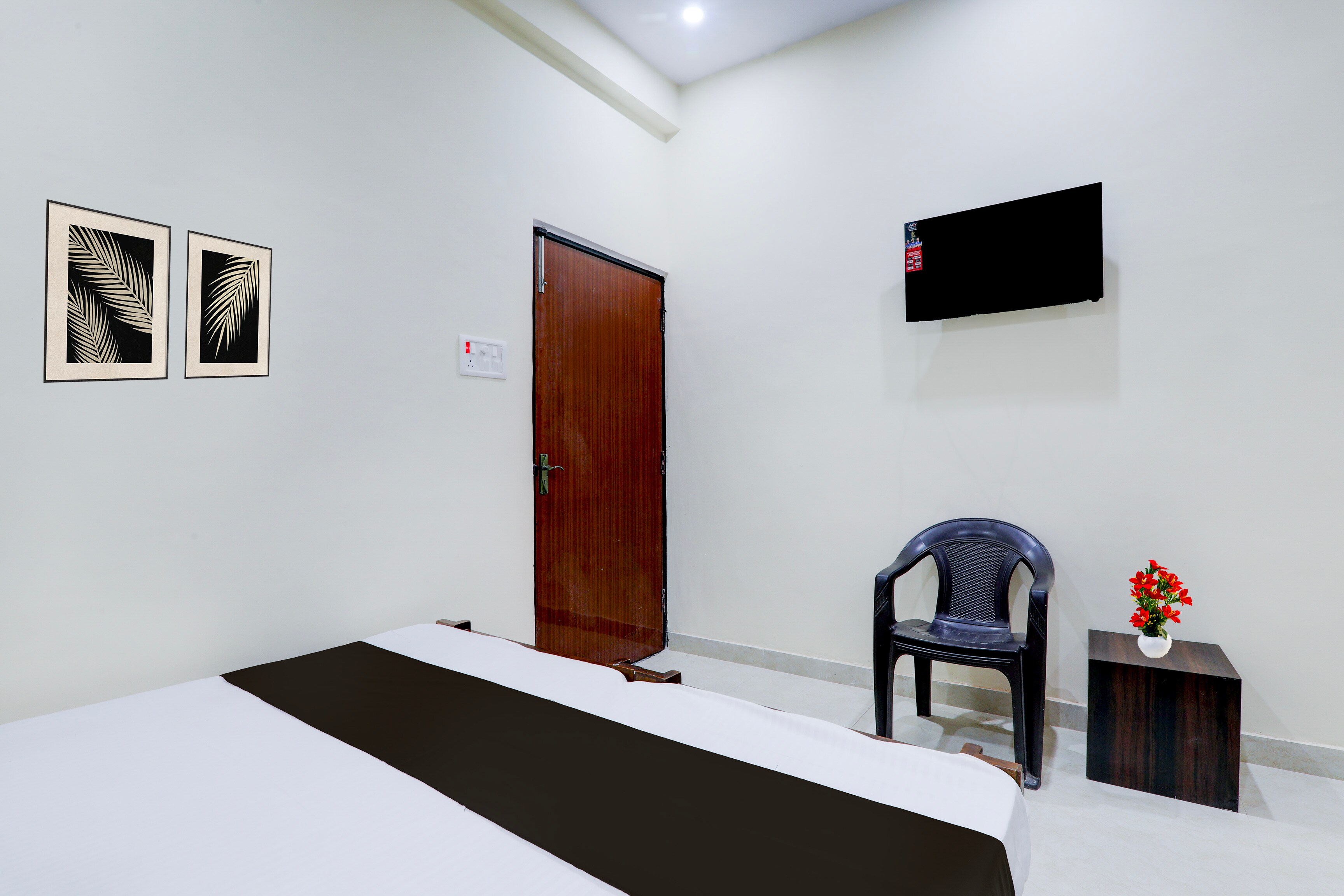 Super Hotel O Sudhirpur near Phonix Hospital - Tap to explore photos