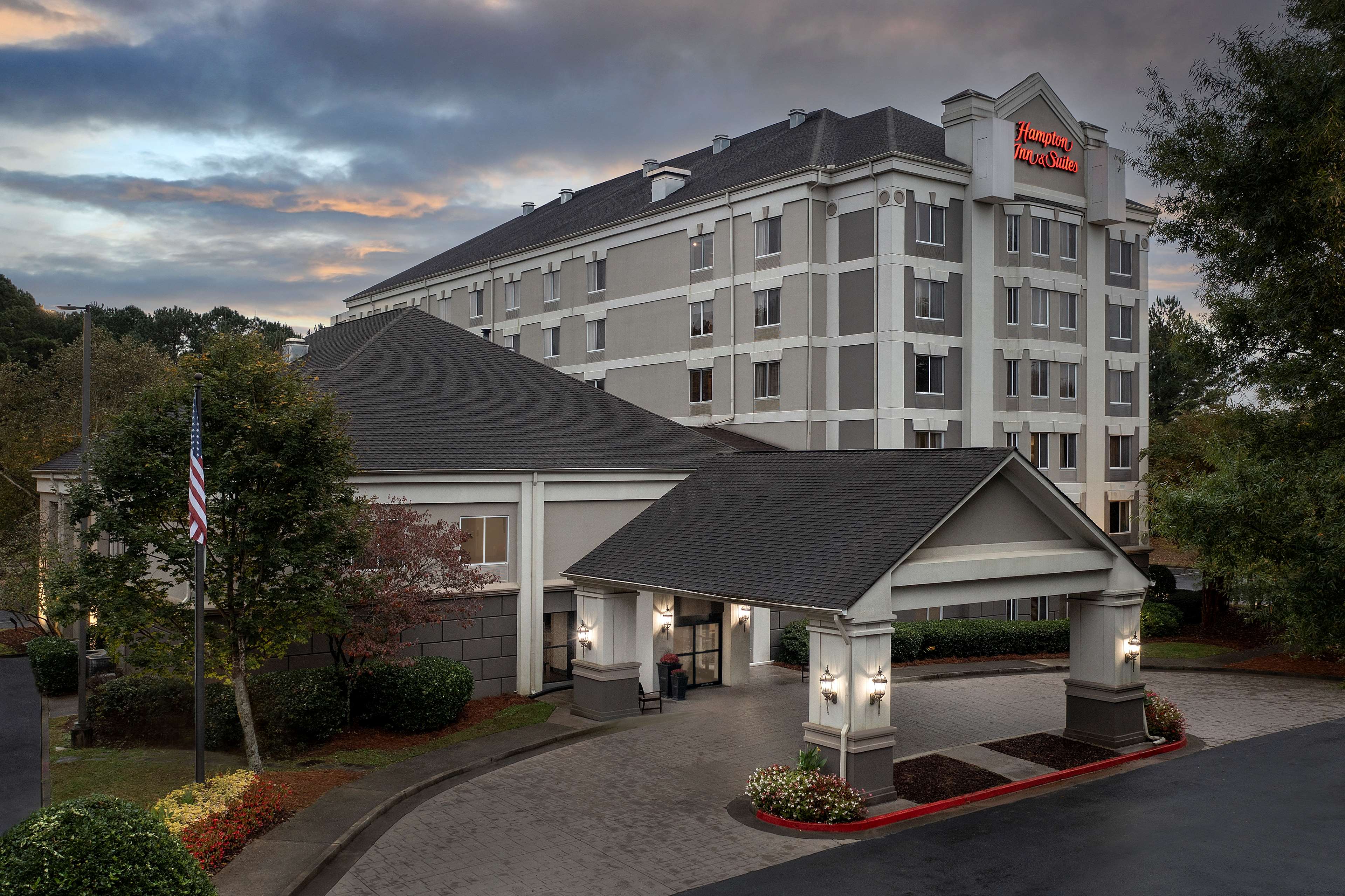 Hampton Inn & Suites Alpharetta - Tap to explore photos