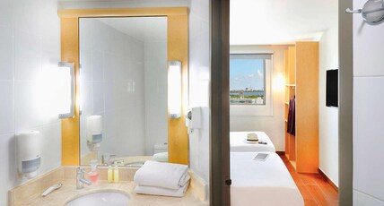 ibis Cancun Centro Room Type - Two double beds, WiFi, flat-screen LED TV and bathroom with shower ibis Cancun Centro Room Type - Two double beds, WiFi, flat-screen LED TV and bathroom with shower