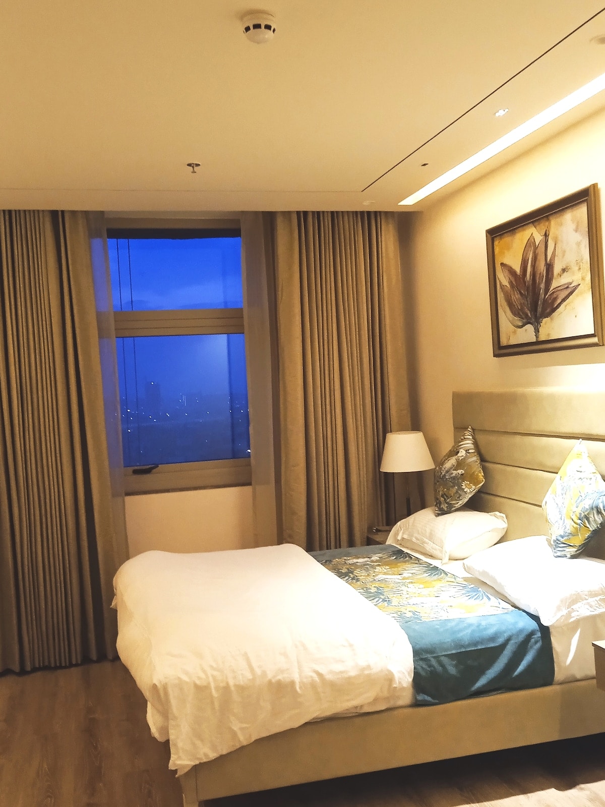 Elegant Comfortable Studio in heart of Gurgaon - Tap to explore photos