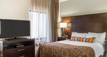 Staybridge Suites North Jacksonville, an IHG hotel Room Type - 1 Queen Studio Suite Comm Access