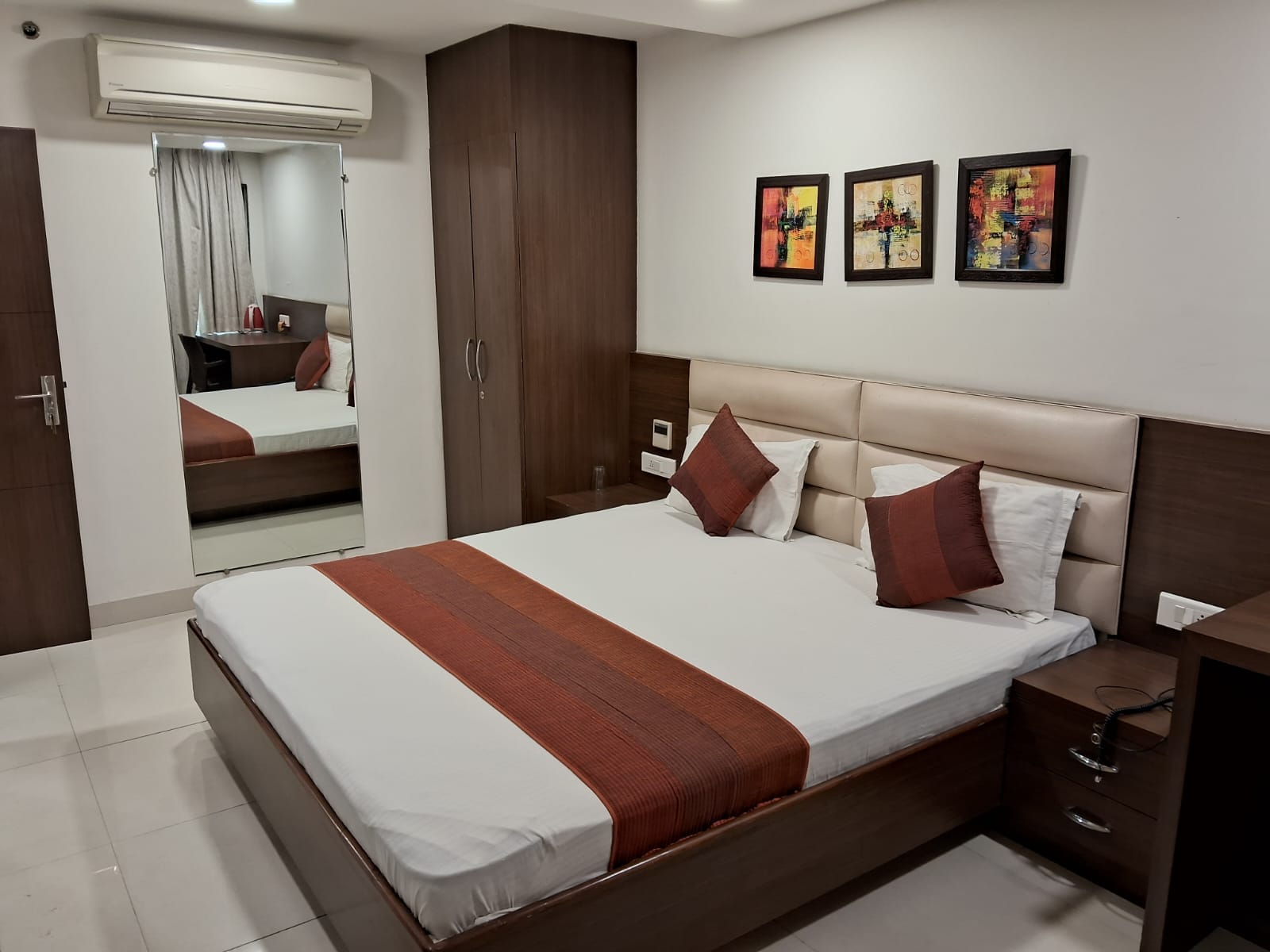 SRAJIT Guest House, Kota - Tap to explore photos