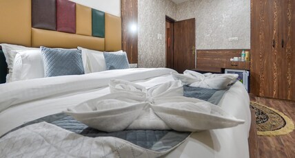Hotel Your Hive  Srinagar Room Type - Super Deluxe Room