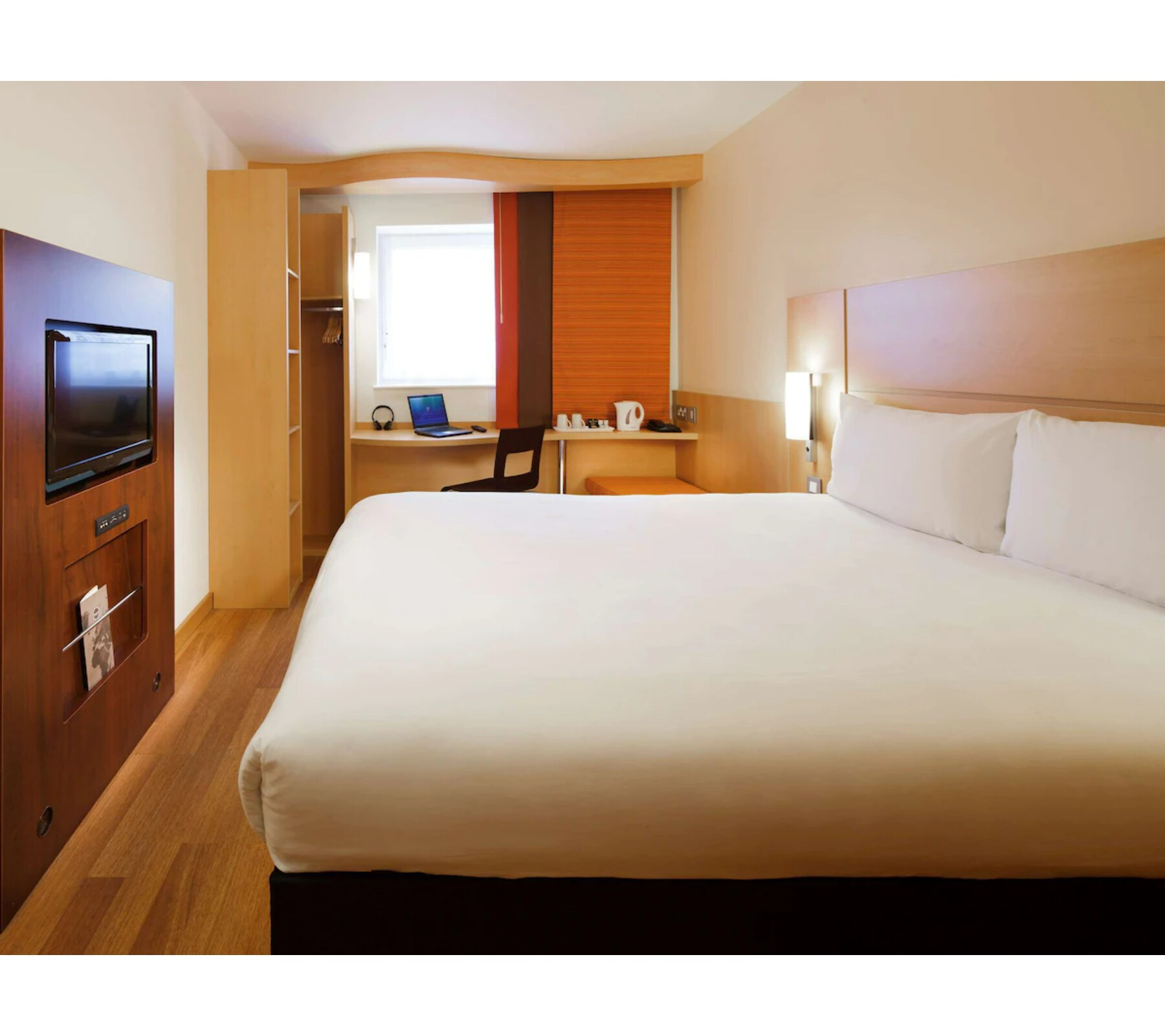 Ibis London Shepherds Bush Hotel - Tap to explore photos