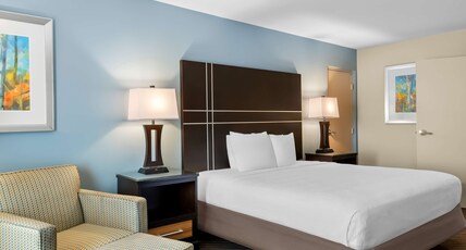 Best Western Newport Inn Room Type - 1 King Bed, Mobility Accessible, Roll In Shower, Non-Smoking, Full Breakfast