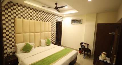 Hotel The Paramont Near Delhi IGI Airport Room Type - Deluxe Room Hotel The Paramont Near Delhi IGI Airport Room Type - Deluxe Room