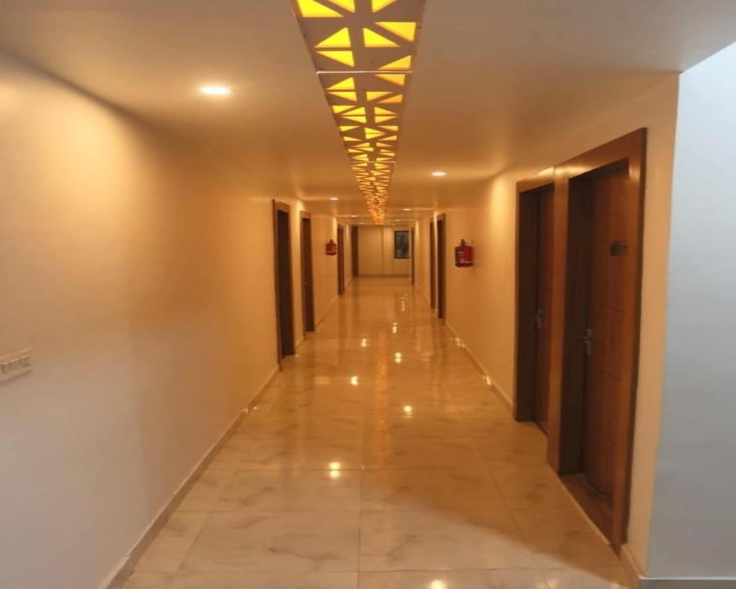 Lushy Days Hotel Nanda - Tap to explore photos