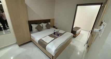 Hotel Silver Moon- 200 meter Jaipur Junction Room Type - Triple Room