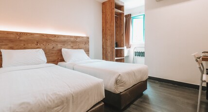 A Hotel Desker Room Type - Deluxe Twin, Window
