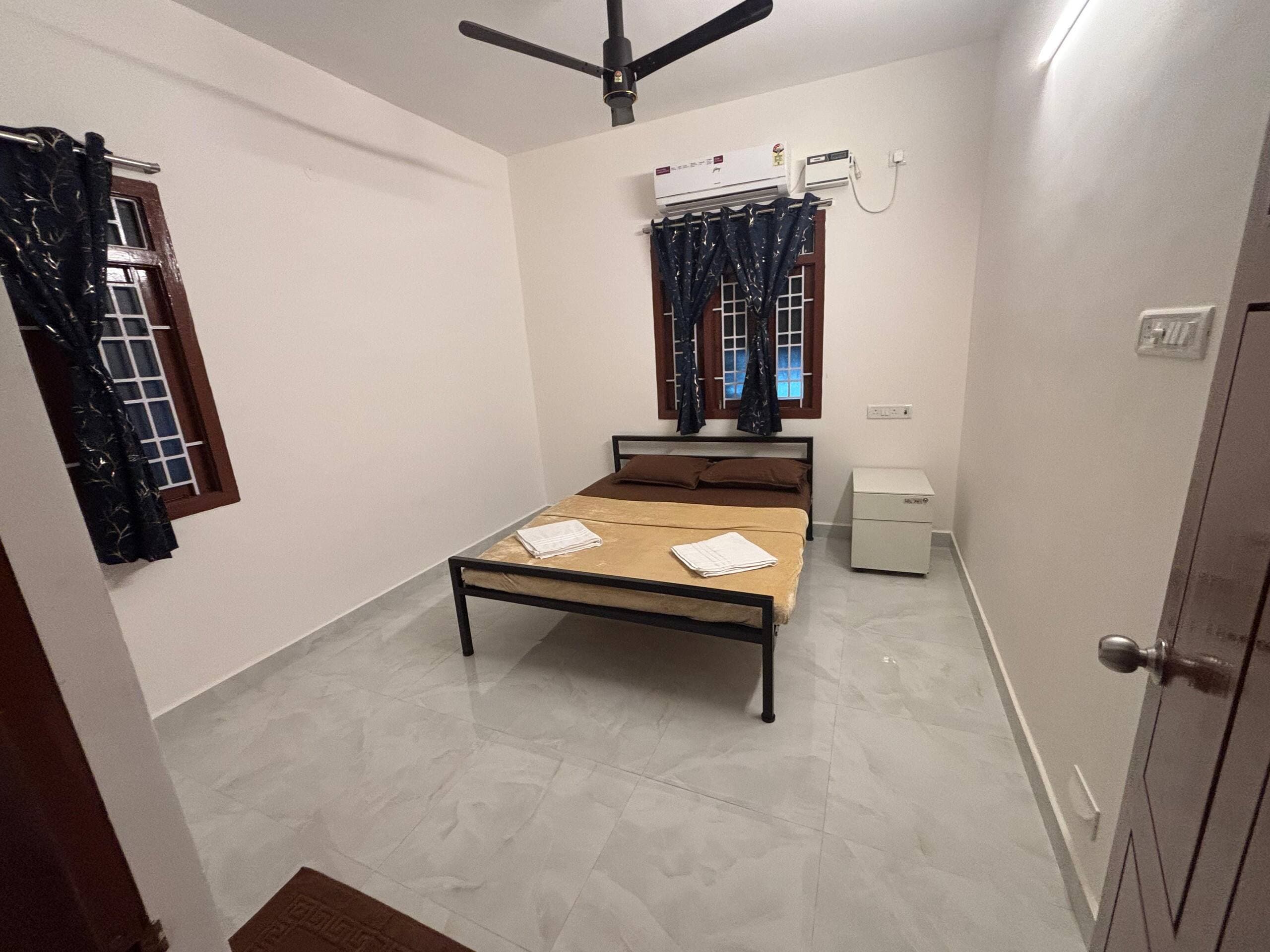 Value Stay Oak 1BHK Hotel City Centre Airport - Tap to explore photos