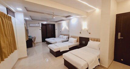 Elegance Inn Room Type - Executive 4 Bed AC Room