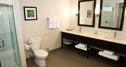 Holiday Inn & Suites RED DEER SOUTH Room Type - 1 King 2 Twins Suite
