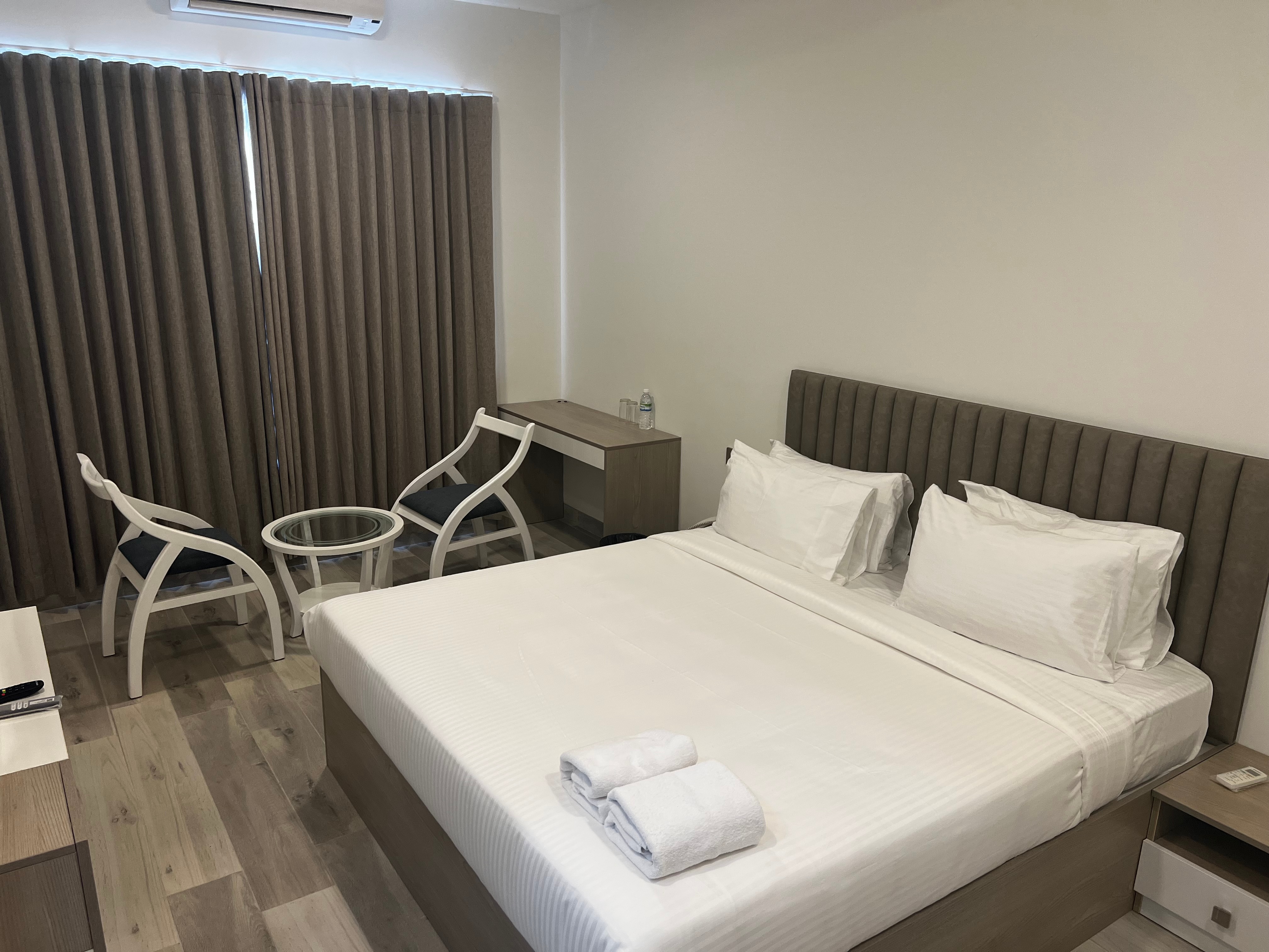 Hotel Le Bond - Tap to explore photos