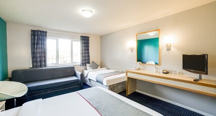 OYO Sunrise Hotel, A46 N Leicester Room Type - Deluxe Twin Room