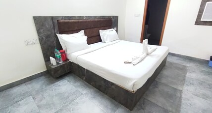 MEERA RESIDENCY VRINDAVAN- 10 Minutes walking from Banke bihari ji Temple Room Type - DELUXE DOUBLE ROOM