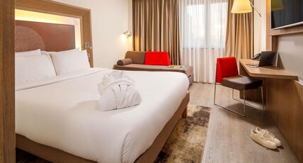 Novotel London Bridge Room Type - Superior Premium Room with 1 queen bed and 1 double sofa bed